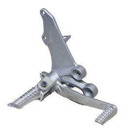 POUSA PÉS DIREITO COMPLETO COM PEDAL DE TRAVÃO USADO SUZUKI GSX-R 600 2001 - 2003